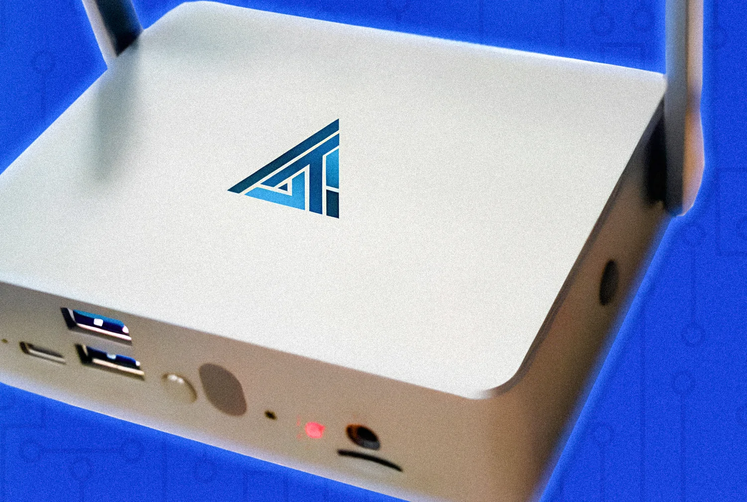 Корпус SOFIT ПАК крупным планом: порты USB 3.0, Type-C, кнопка питания, индикатор работы и антенны Wi-Fi